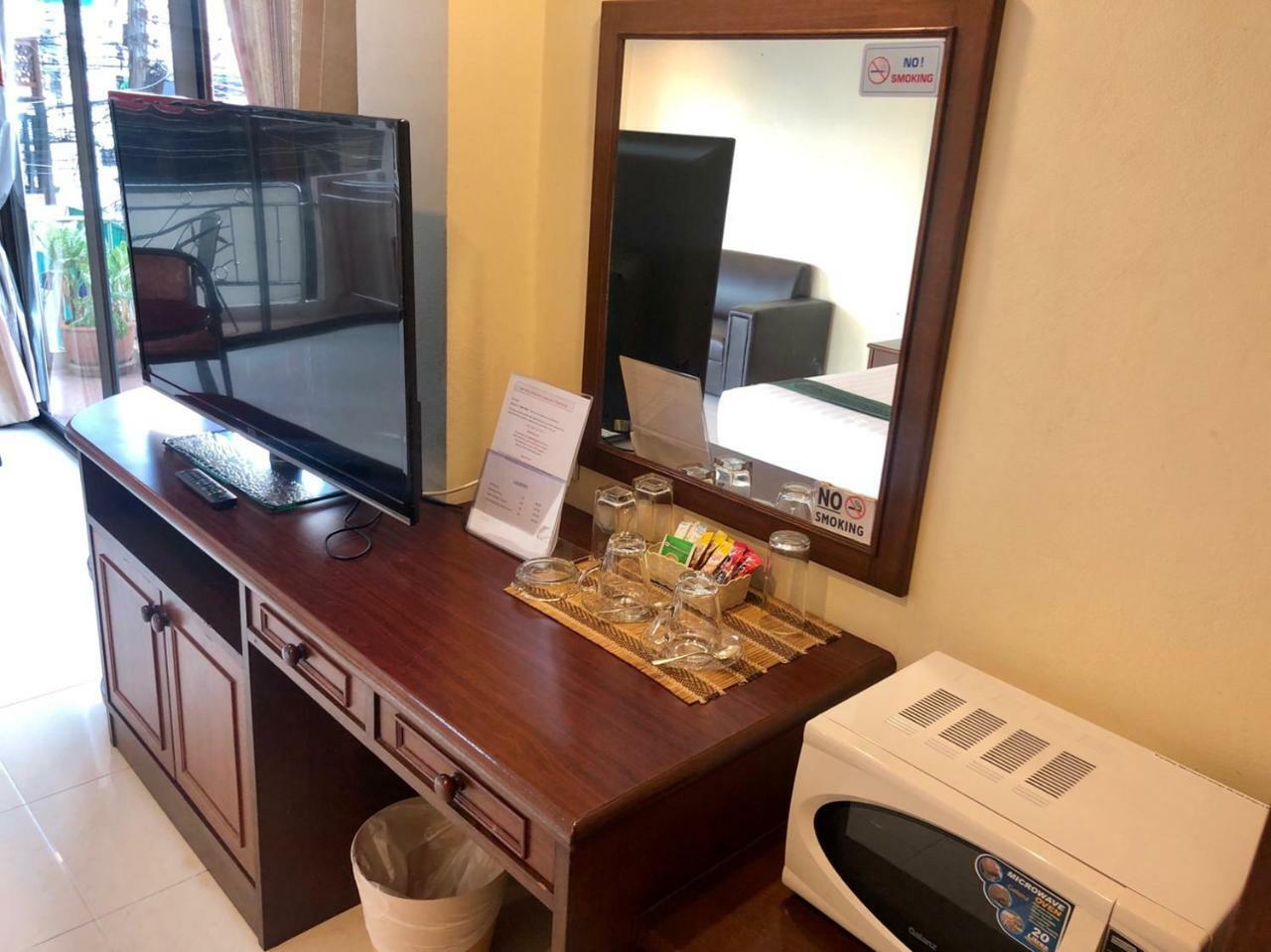 Ban Tyrol Hotel Patong Buitenkant foto